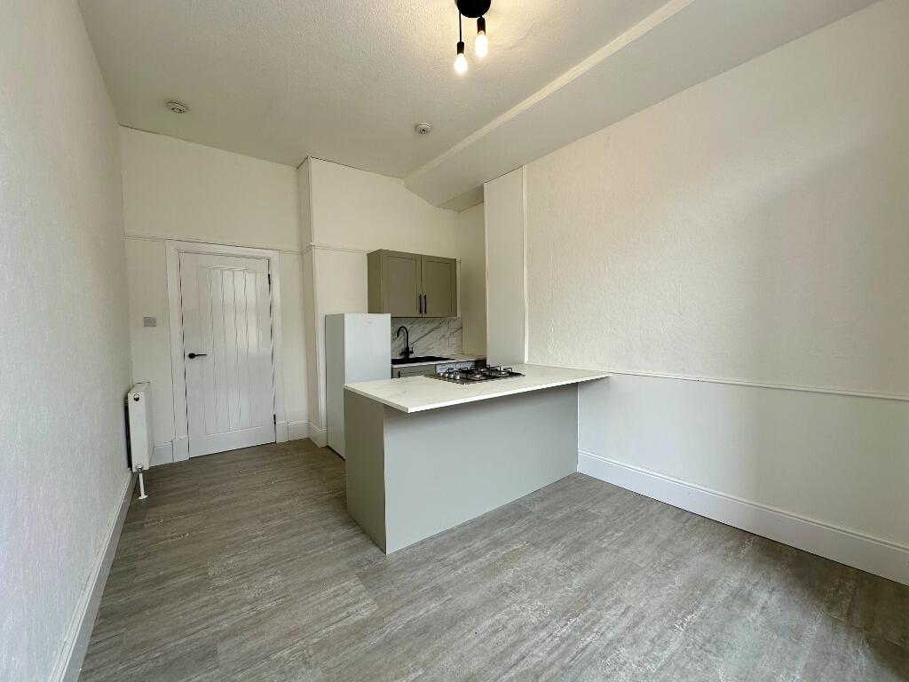 Apartment in Paisley, Renfrewshire - View 3