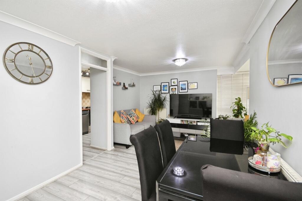 Apartment in Brentwood, Essex - View 4