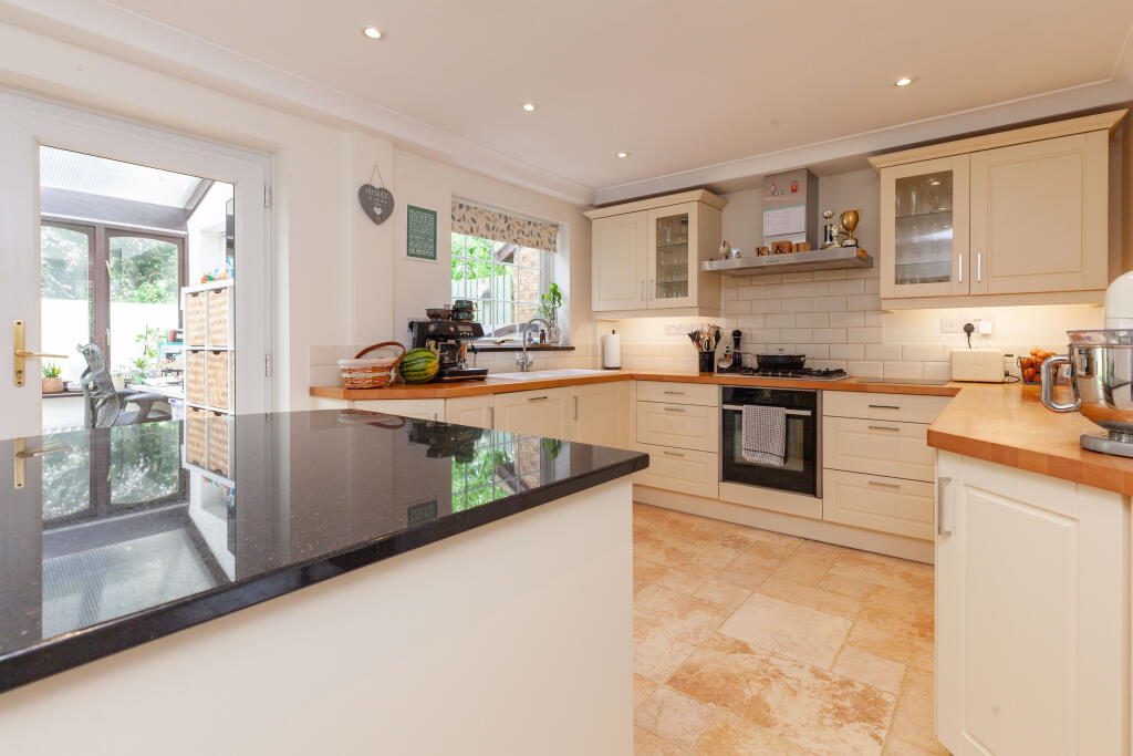 Dovehouse Close, Eynsham, Oxfordshire photo 2