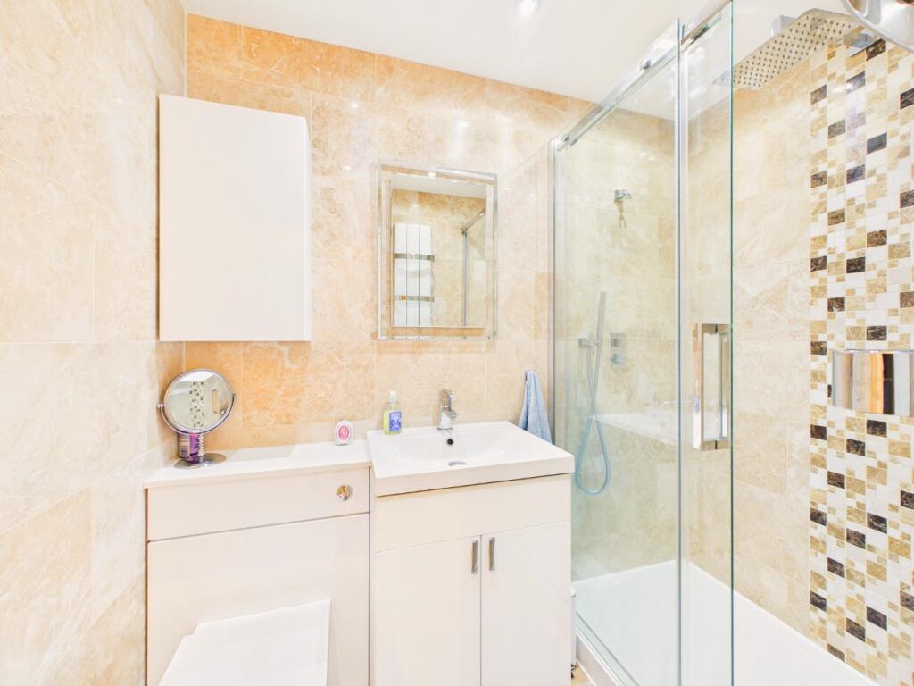 House in Sidcup, Blackfen - More