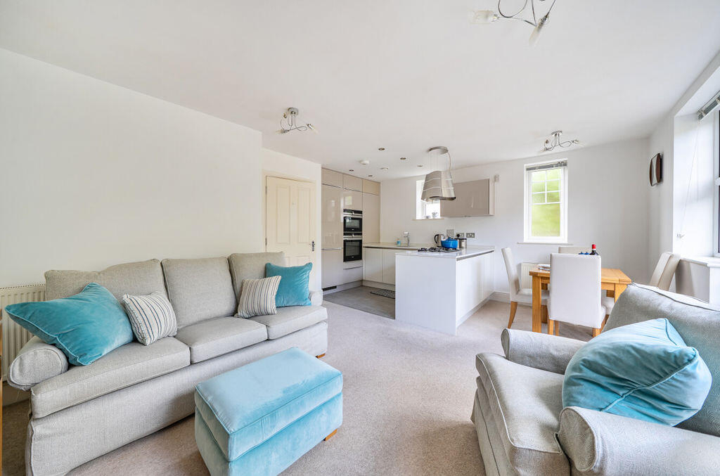 Woodcote Valley Road, West Purley photo 3