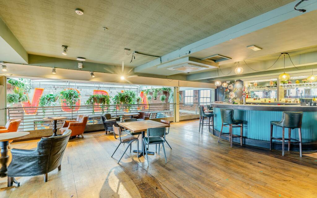 8682883-interior10.jpg