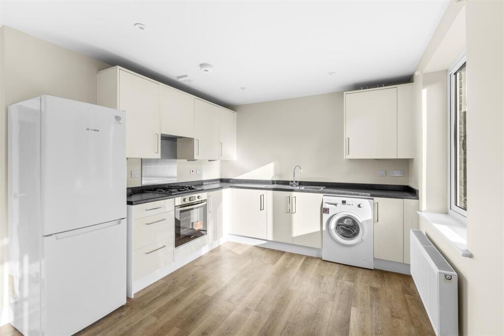 Apartment in High Wycombe, Sands - View 3