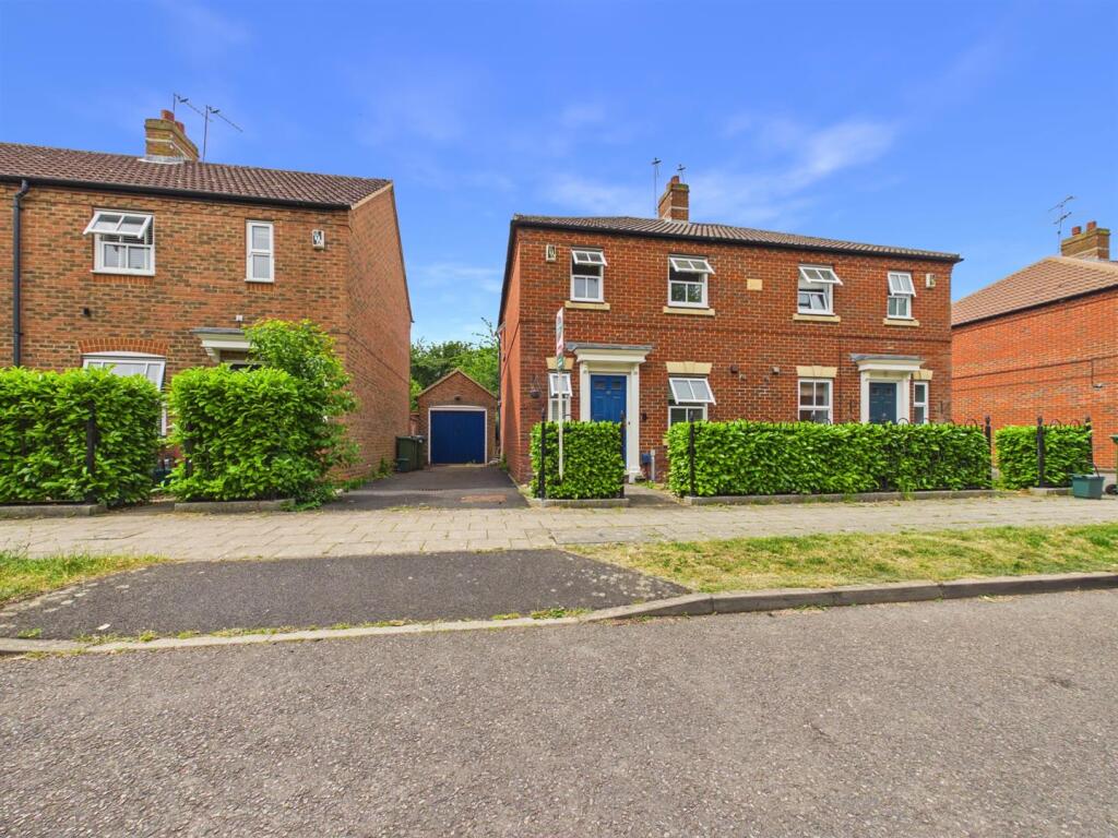 3-bed semi-detached on Prestwold Way, Fairford Leys, Aylesbury, £325,000