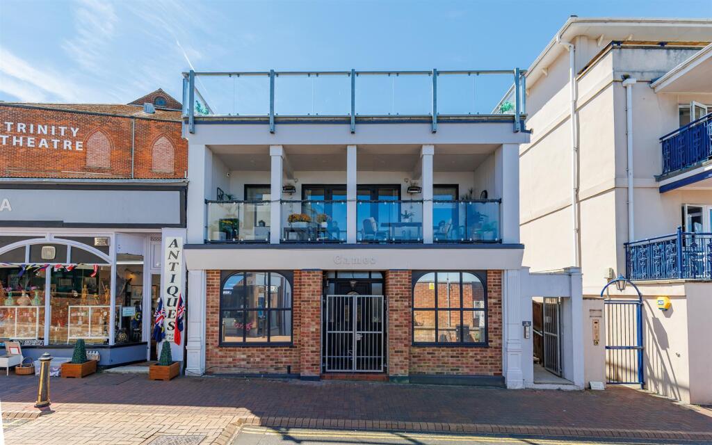 RARELY AVAILABLE IN OLD TOWN COWES - Bath Road, Cowes - View 6