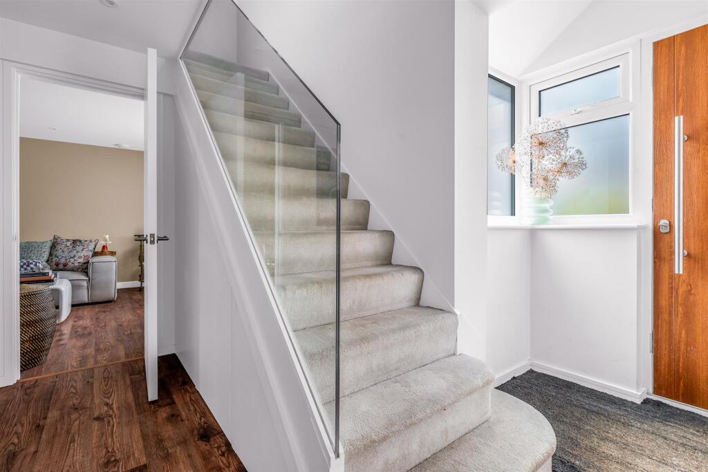 House in Welwyn Hatfield, Wilshere Park, Welwyn - View 4