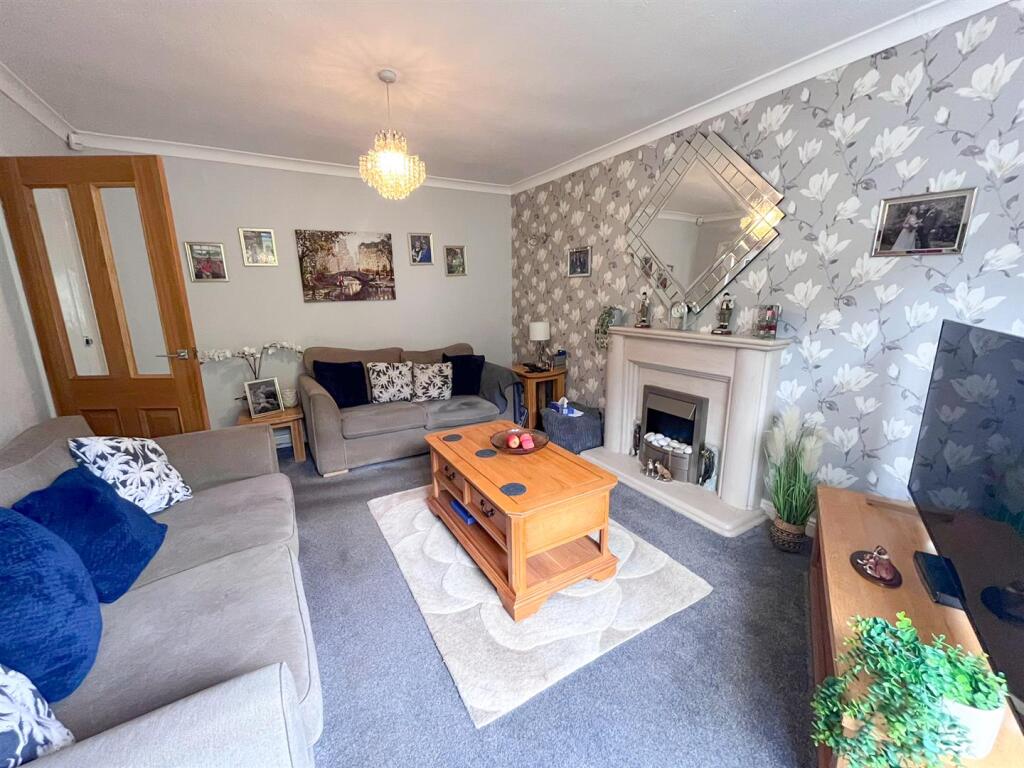 Braithwaite Edge Road, Keighley photo 4