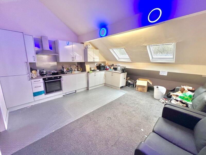 House in Leeds, West Yorkshire - View 5