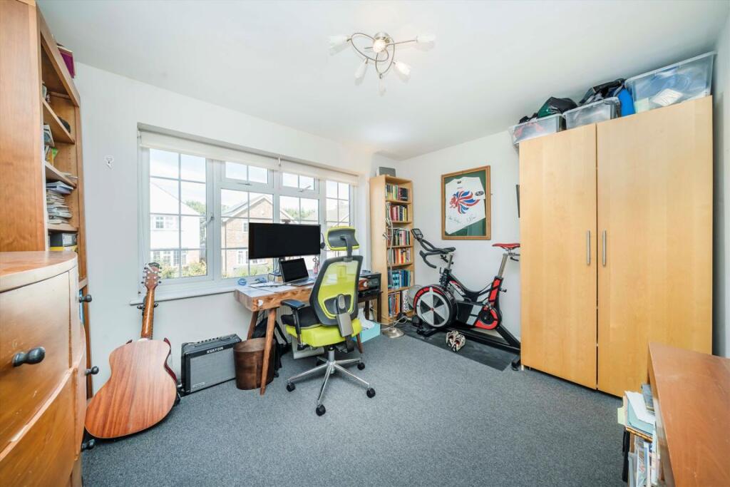 House in London, Royal Borough of Kingston upon Thames - More