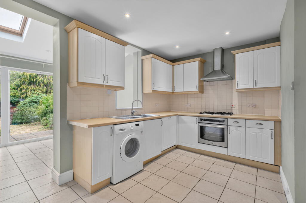 House in London, The Apostles, Raynes Park - View 3