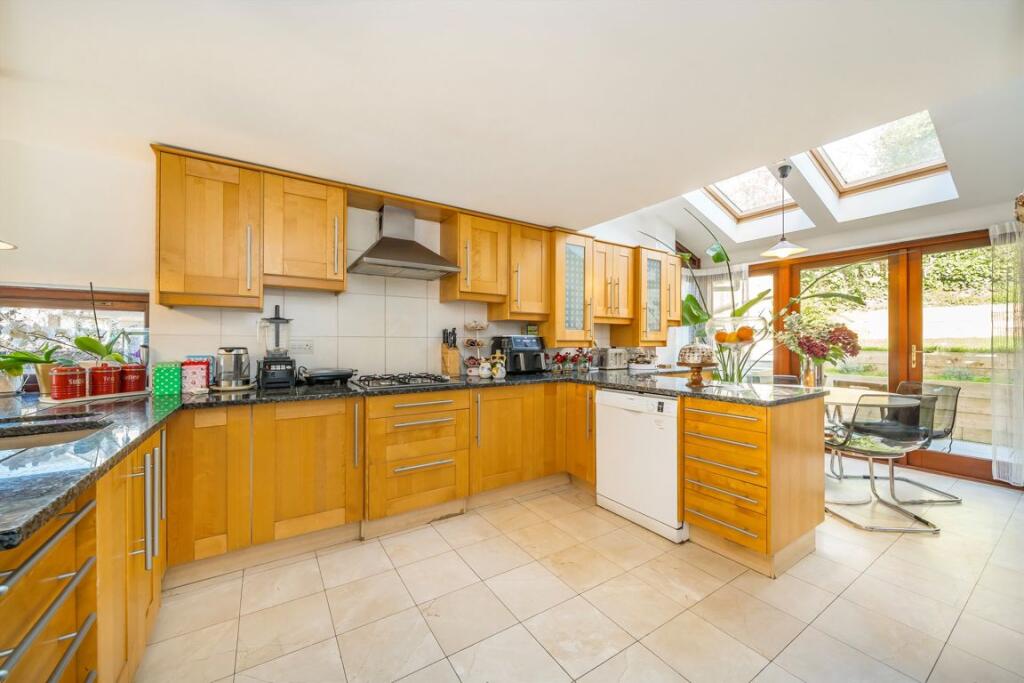 House in London, Cottenham Park, Raynes Park - View 4