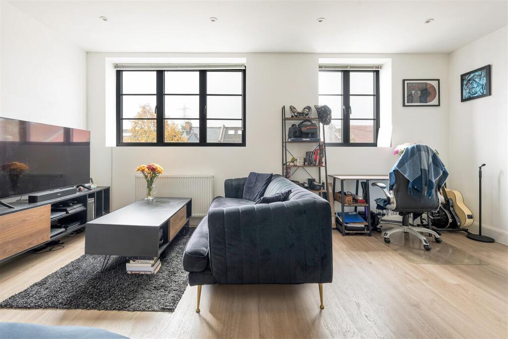 Studio flat on Maybank Road, South Woodford, £210,000