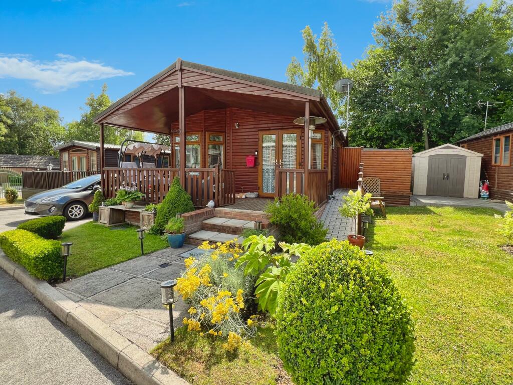 2-bed caravan on Park Road, Swadlincote, DE12, £167,500