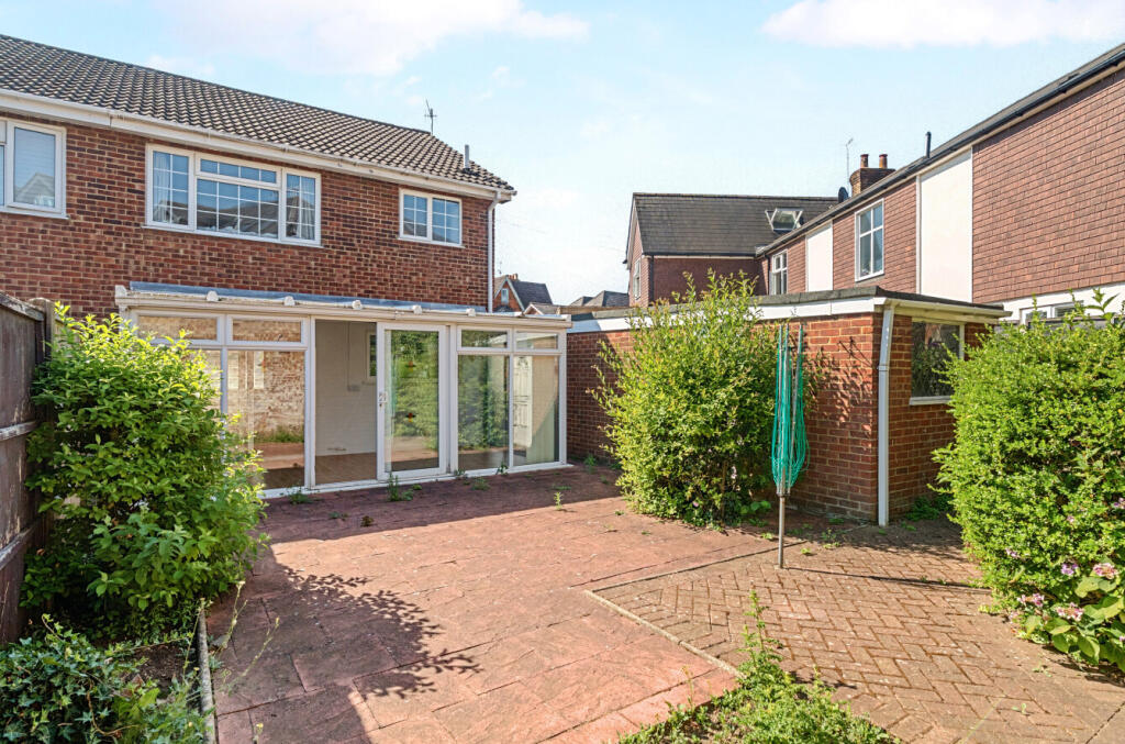 Fern Road, Farncombe, Surrey, GU7 photo 4