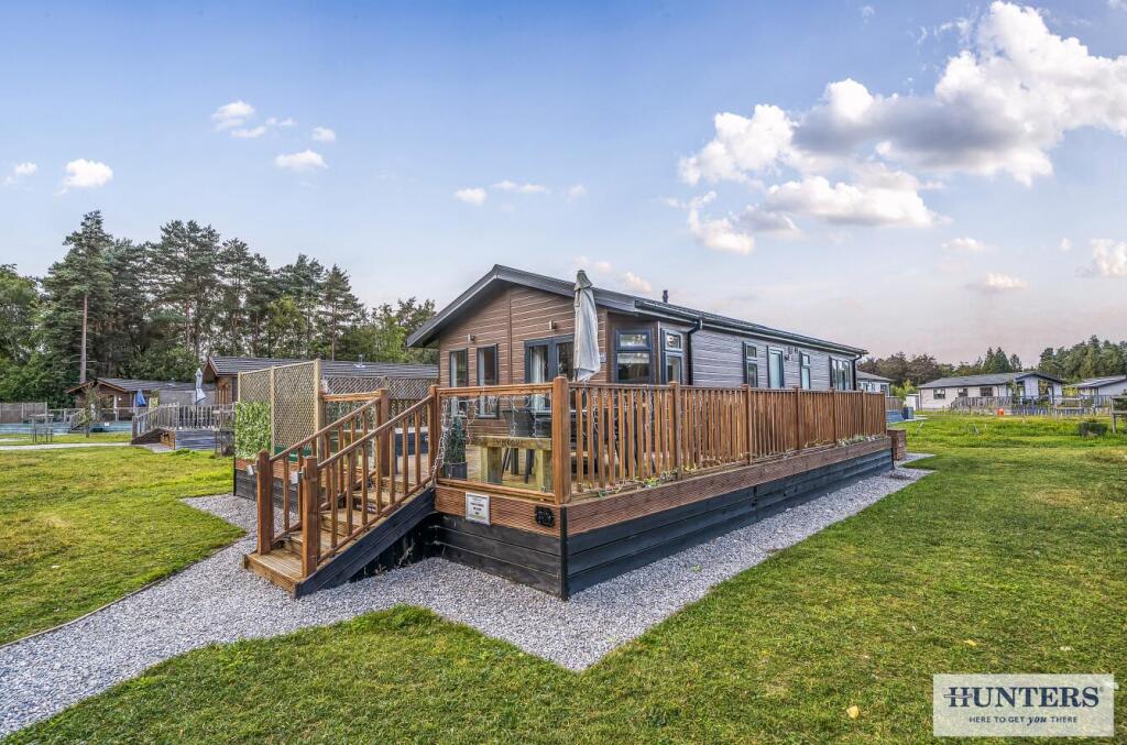2-bed caravan on York Road, Escrick, York, £172,000