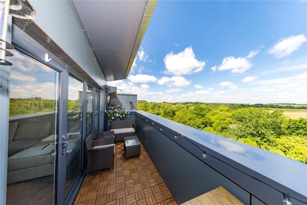 Coral Link, Redhouse Park, Milton Keynes, Buckinghamshire, MK14 photo 4