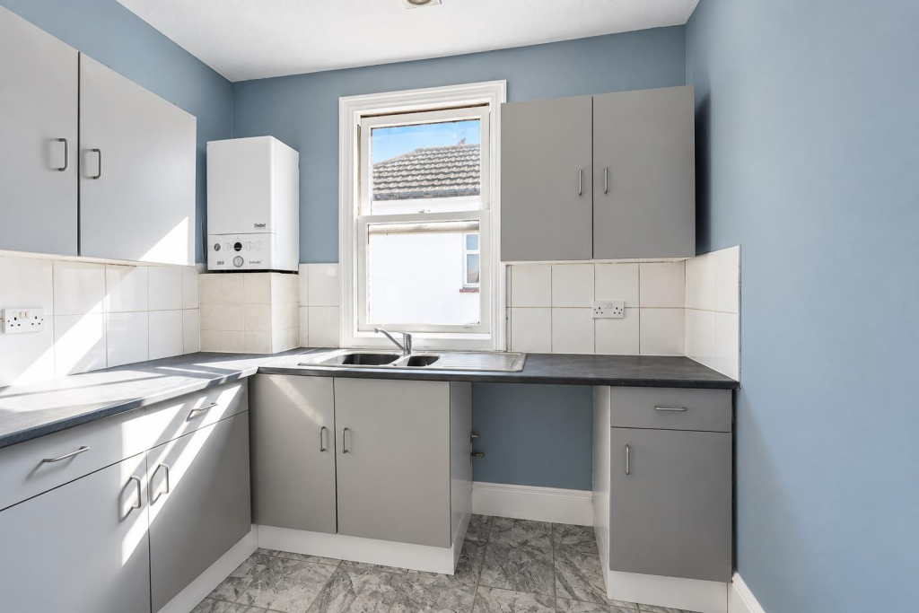 Apartment in Southend-on-Sea - View 3
