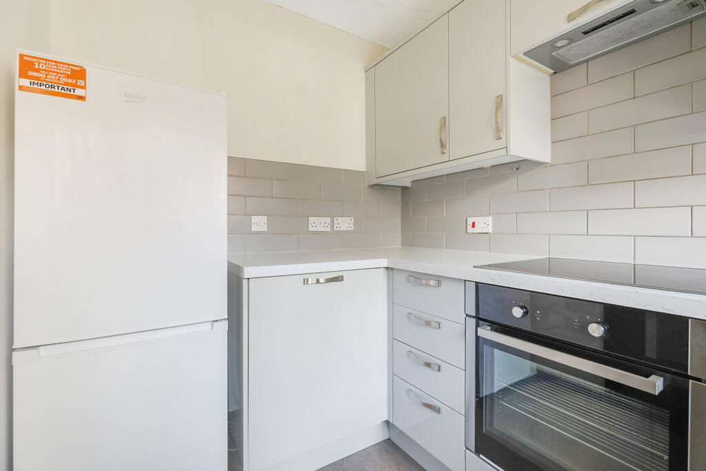 Clarence Court, Horley, Surrey, RH6 photo 4