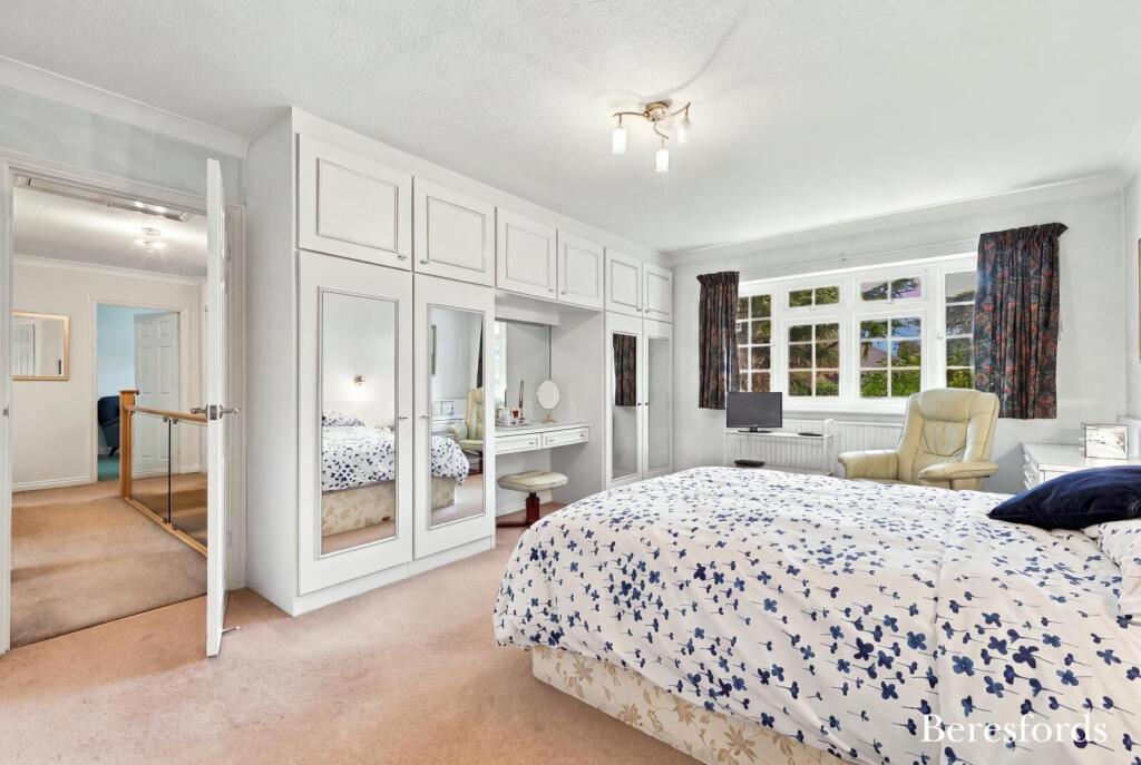 House in Hornchurch, Emerson Park - More