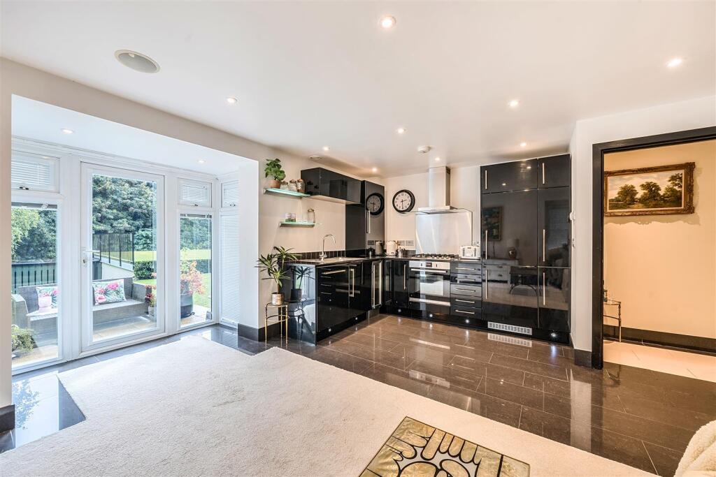 St. Monicas Road, Kingswood, Surrey photo 4