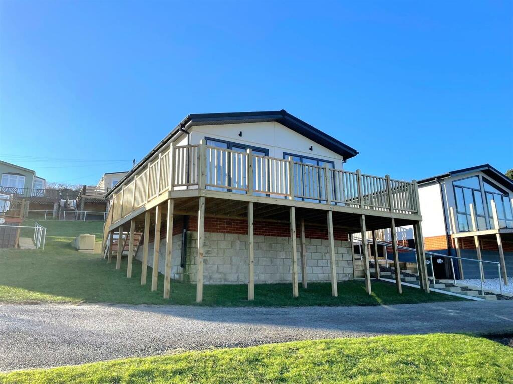 2-bed caravan on Lower Road, East Farleigh, Maidstone, £350,000