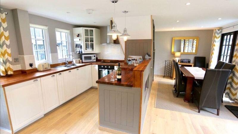 Main image of property: 20 Tudor Court, Tolroy Manor