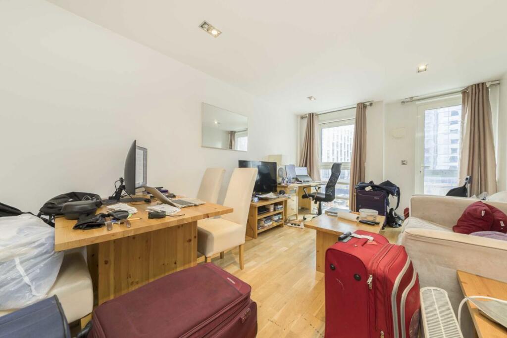 Apartment in London, St John's Estate, Isle of Dogs - View 3