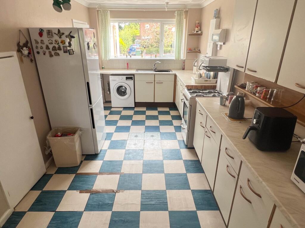 Wavell Avenue, Poole, BH17 photo 4