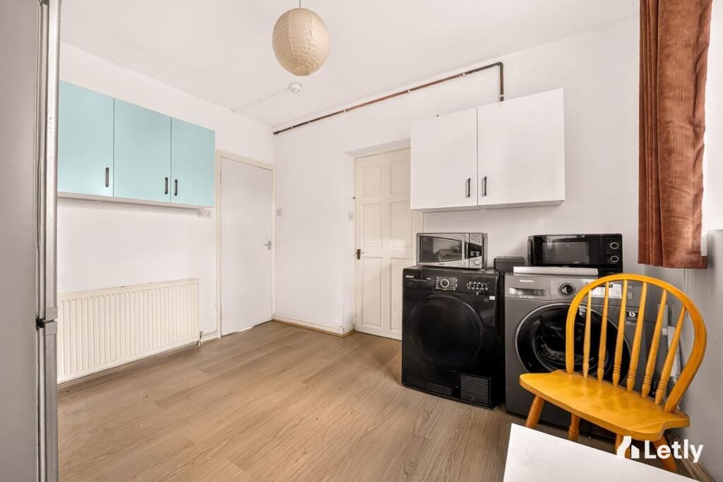 House in London, Upton Park - More