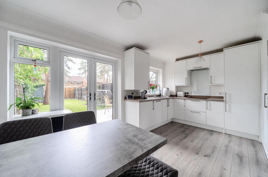 House in Surrey Heath, Heatherside - View 3