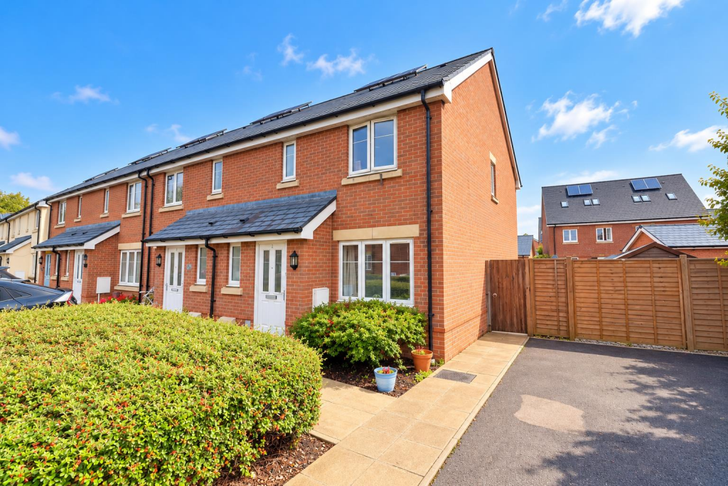 3-bed terraced on Tesla Drive, Portsmouth, £325,000