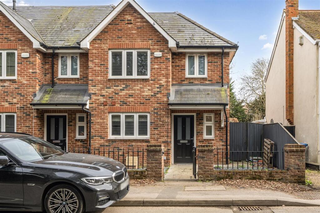 Main image of property: Marks Road Binfield, Bracknell, Berkshire, RG42 4BE