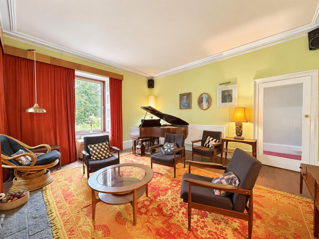 House in Strathaven, South Lanarkshire - More