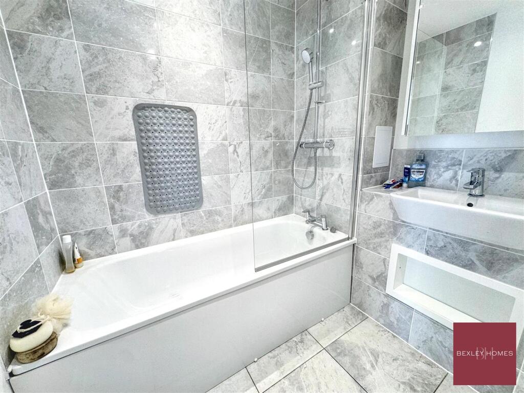 Apartment in Dartford, Stone - View 5