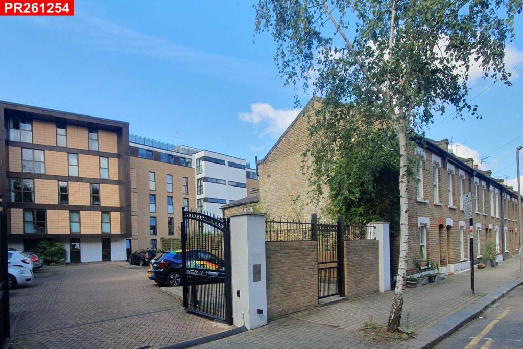 Main image of property: Battersea – 2 Bedrooms Flat