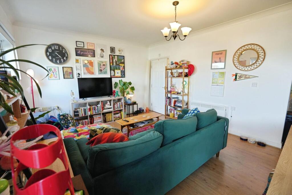Apartment in Trafford, Gorse Hill - View 5