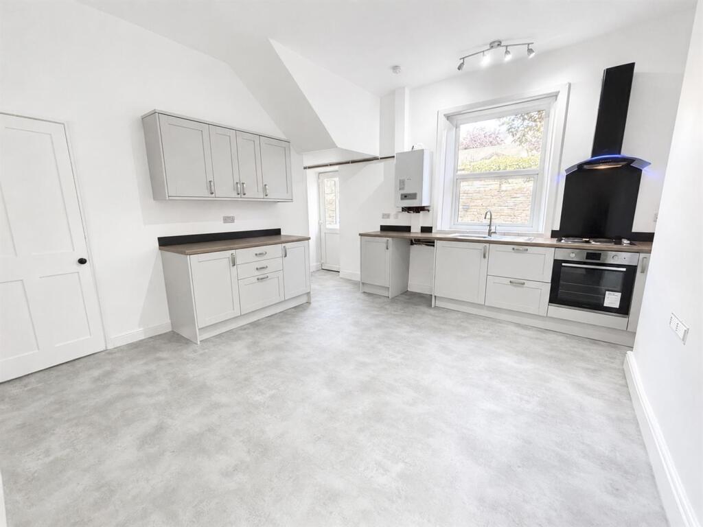House in Huddersfield - View 3