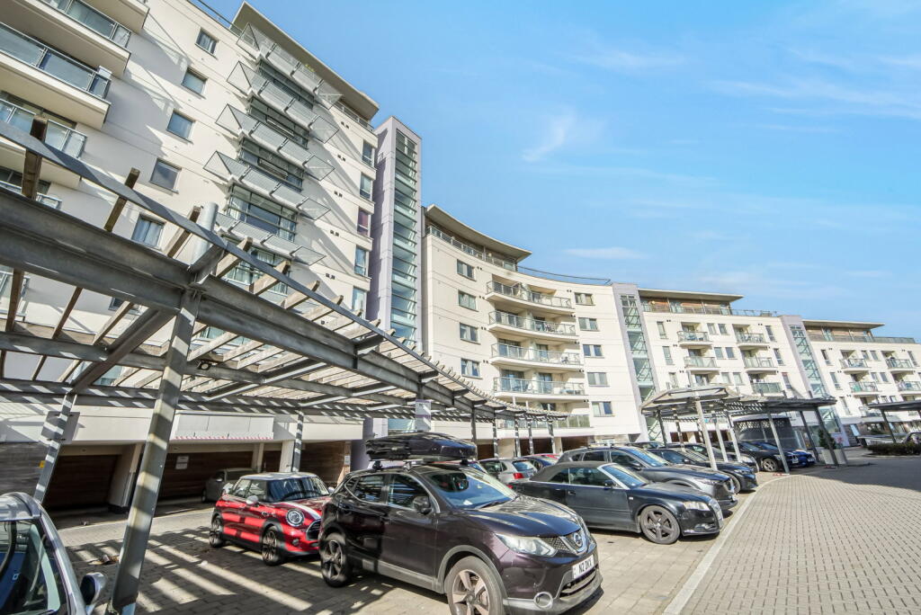 2-bed flat on Mercury Gardens,Romford,RM1 3HS, £290,000