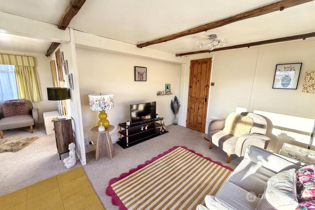 House in Nuneaton and Bedworth, Warwickshire - More