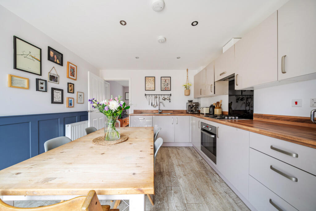 New Bridge Road, Cranleigh, GU6 photo 2