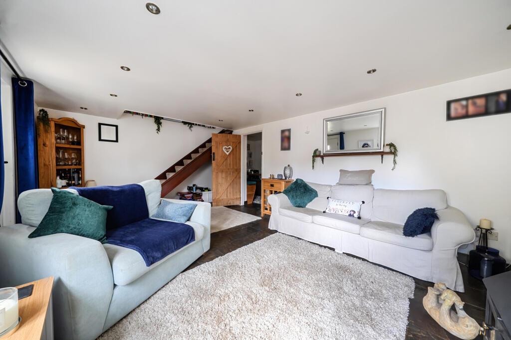 House in Hungerford, West Berkshire - More