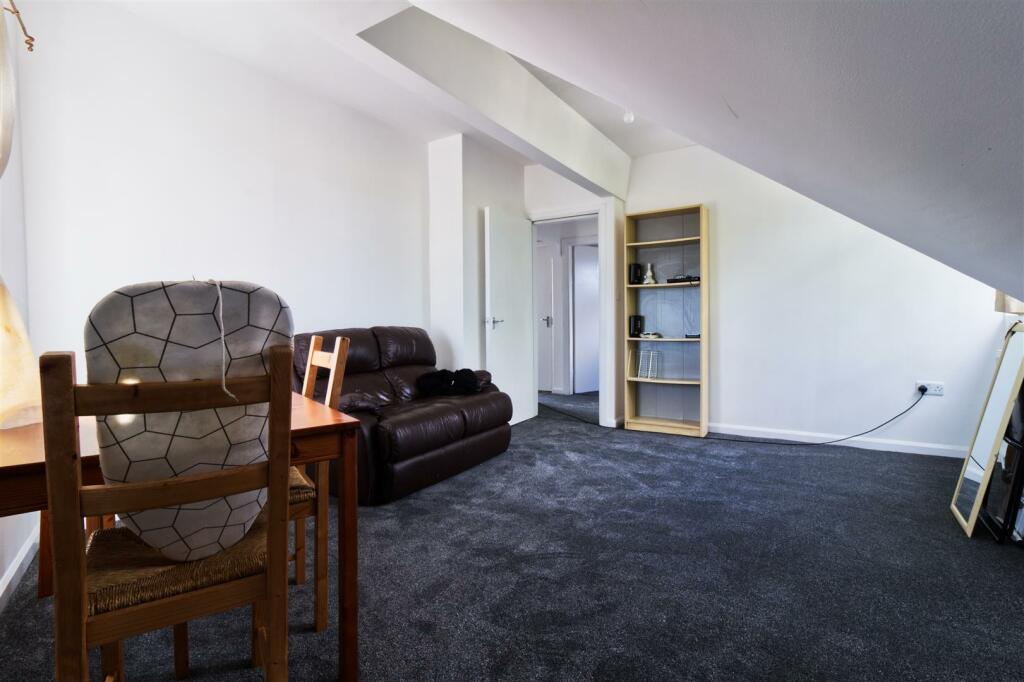 North Grange Mount, Hyde Park, Leeds photo 5