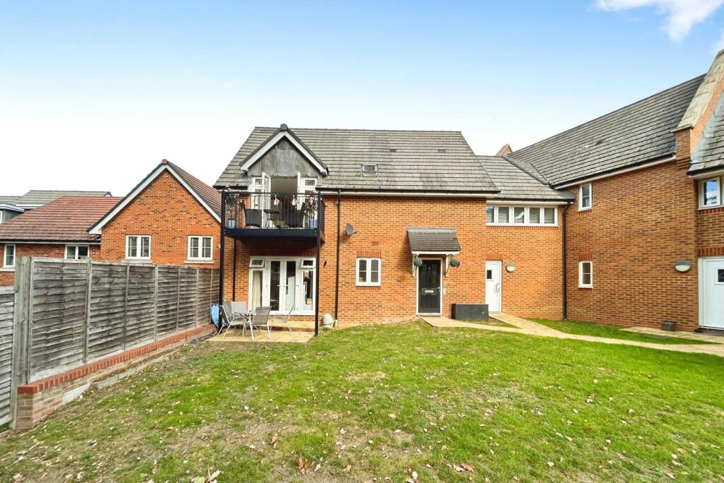 2-bed flat on Lovegrove, Hook, Hampshire, RG27, £98,000
