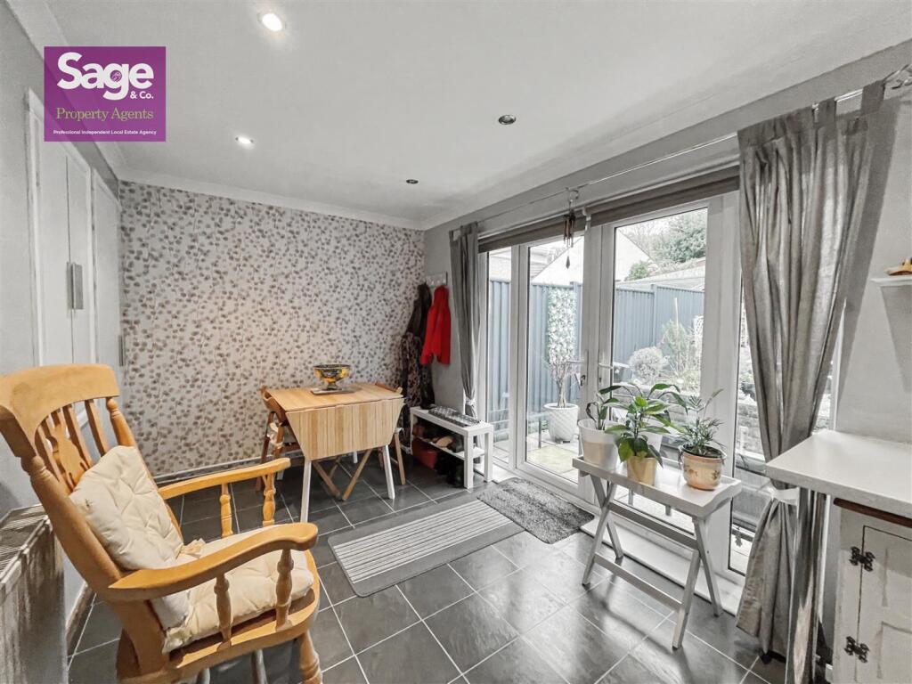 Highfield Close, Risca, Newport photo 4