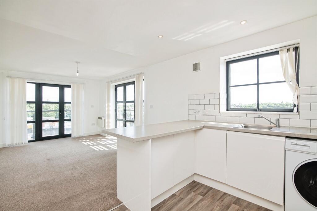 Apartment in West Bromwich, Stone Cross - View 4