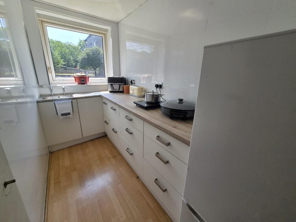 Apartment in Paisley, Renfrewshire - More