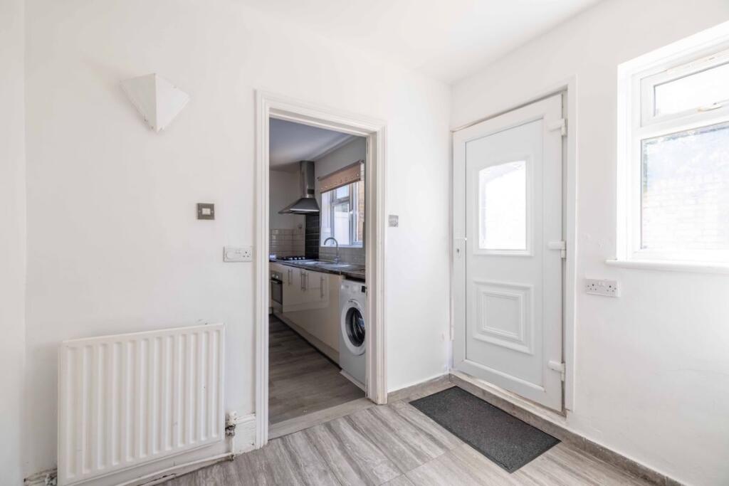 Apartment in Slough, Chalvey - More