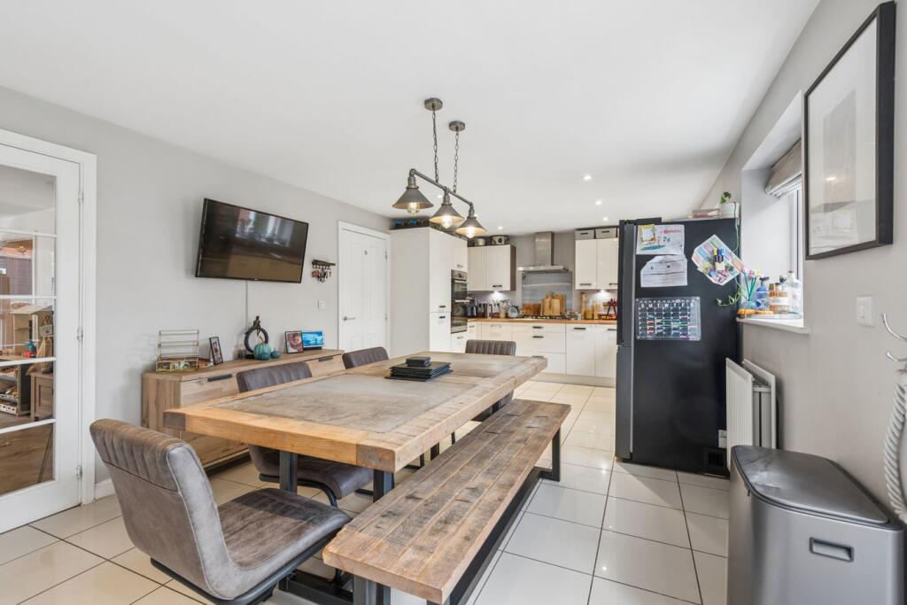 House in Shefford, Central Bedfordshire - More
