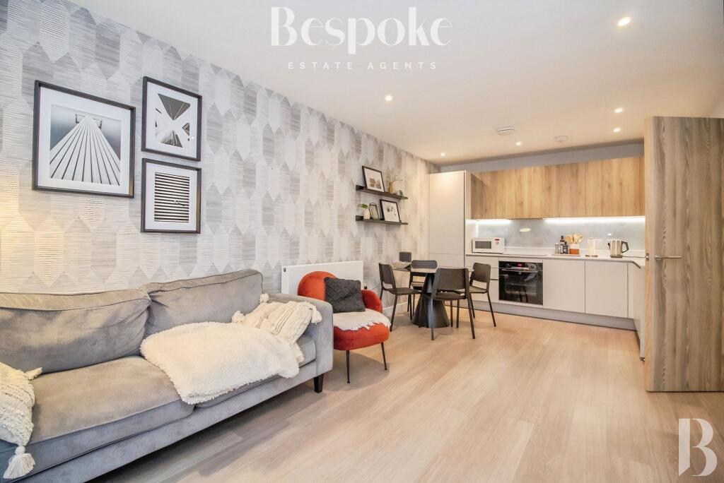 Sunapee Road, Reading, RG2 - More