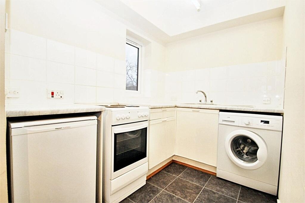 Apartment in Southall - View 3